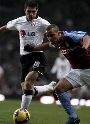 صراع على الكرة بين اغبونلاهور (يمين) وأرون هيوز 