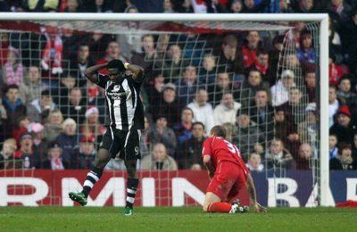 النيجيري مارتينز يندب حظه بعد إضاعته إحدى الفرص الخطرة