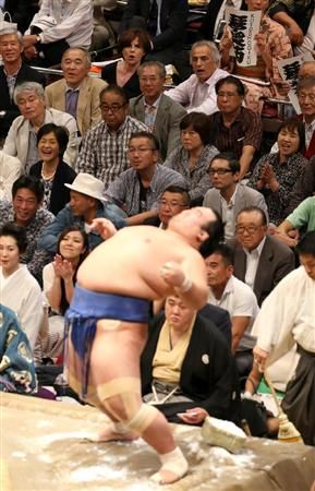 خليلودزيتش في الأعلى يتابع مواجهات رياضة السومو