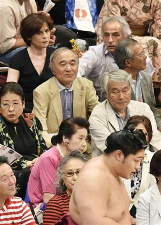 خليلودزيتش يتابع بحماس إحدى مواجهات السومو