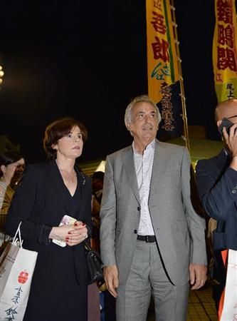 خليلودزيتش برفقة زوجته بعد نهاية مواجهات السومو