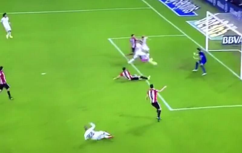 Benzema-steals-Ronaldos-500%20(1)