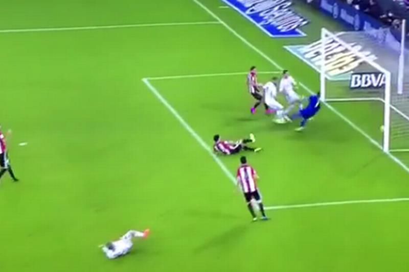 Benzema-steals-Ronaldos-500