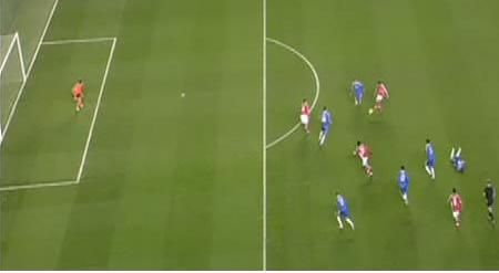 لقطة توضح كيف ان فان بيرسي كان متسلل لحظة لعب الكرة