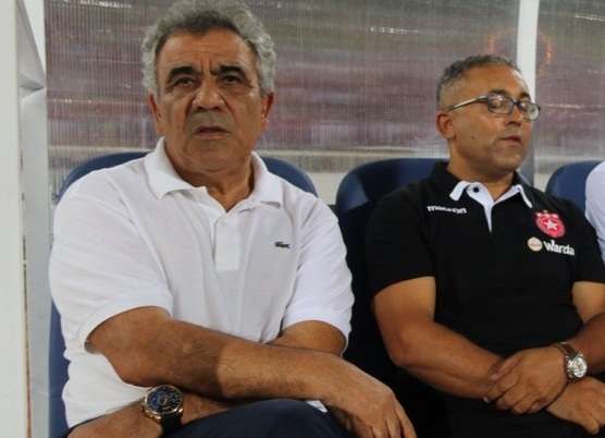 فوزي البنزرتي والى جانبه مساعده رضا الجدي