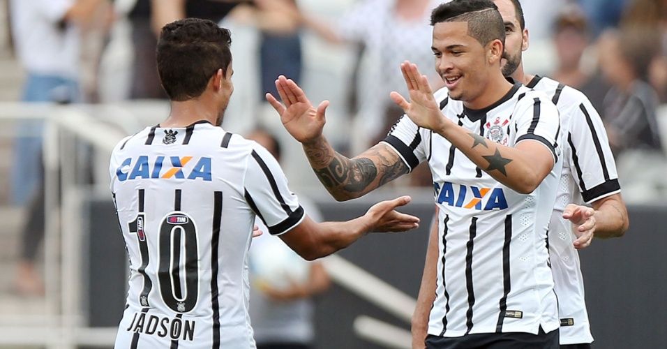 luciano-cumprimenta-jadson-na-comemoracao-do-segundo-gol-do-corinthians-frente-ao-mogi-mirim-1425242897362_956x500