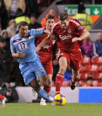 جيـرارد (يمين) ينطلق بالكرة وسط مضايقة من اللاعب هايدن مولينز