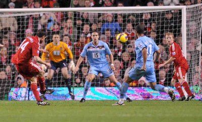 ألونسو في محاولة تسديد لم تعرف طريقها للمرمى