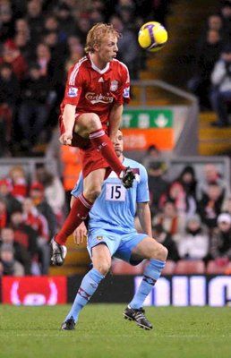 كويت يحاول السيطرة على الكرة تحت مراقبة ماثيو ابسون