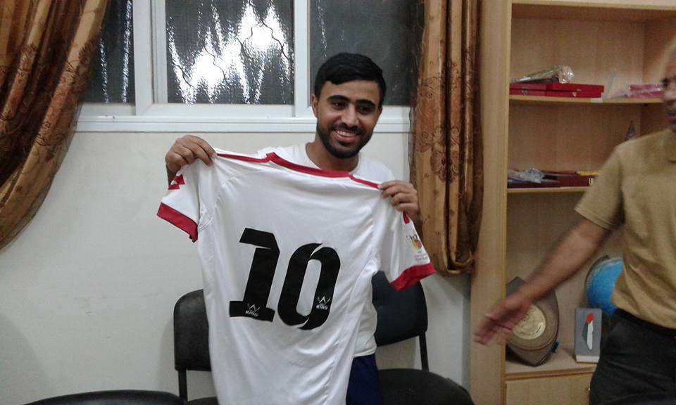 عيد العكاوي يرفع قميص الشباب