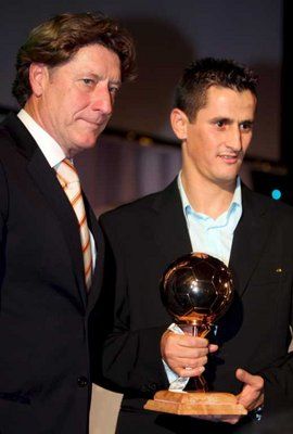 الحارس العملاق الألماني شوماخر يسلم الكرة الذهبية لصايفي لاعب لوريون الفرنسي