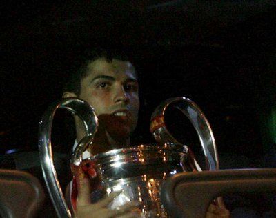 كريستيانـو رونالـدو يحمل كأس دوري أبطـال أوروبـا