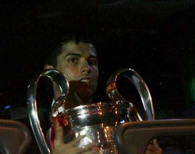 كريستيانـو رونالـدو يحمل كأس دوري أبطـال أوروبـا