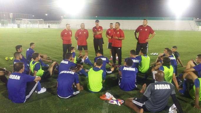 أبو عابد يتحدث للاعبين اليوم بعد انتهاء التدريب 