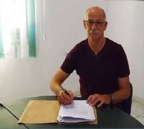 المدرب باسكال جانين عند امضاء العقد 