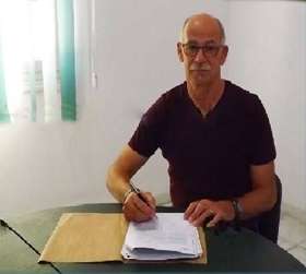 المدرب باسكال جانين عند امضاء العقد