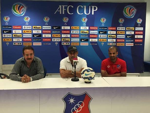  حاكم والجنرال في المؤتمر الصحفي الخاص بمباراة الكويت وطشقند