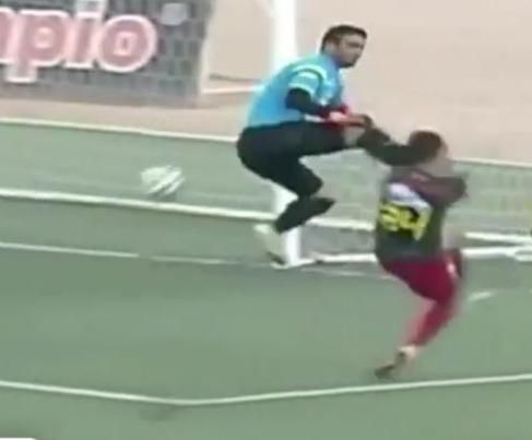 اللقطة التي تظهر اعتداء حارس بن قردان على لاعب الترجي