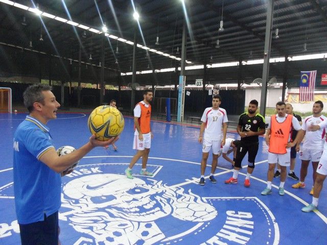  أراوجو يعطي تعليماته الى لاعبيه خلال الحصة التدريبية اليوم الأربعاء