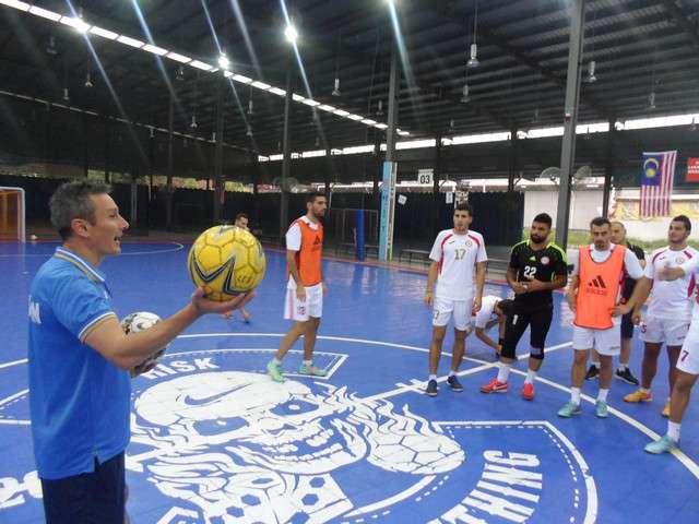  أراوجو يعطي تعليماته الى لاعبيه خلال الحصة التدريبية اليوم الأربعاء