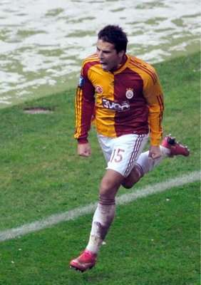 ميلان باروش يركض فرحا بعد ان سجل هدف جالاتا سراي 