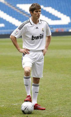 أول صورة للهداف هونتلار ببدلة ريال مدريد 