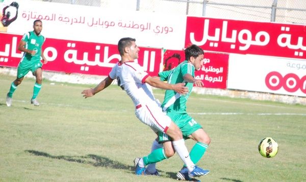 ايمن الهندي صاحب هدف الفوز للصداقة يحاول تجاوز لاعب الشباب