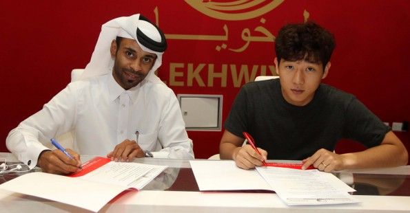 نام تي هي اثناء توقيع عقده الجديد