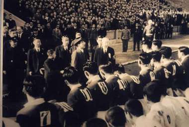 أعضاء الاتحاد الياباني مع لاعبي منتخب اليابان في 1921