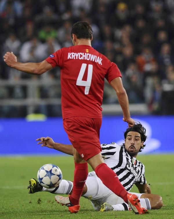 2015-09-30t191948z_1909892042_lr1eb9u1hoqck_rtrmadp_3_soccer-champions-juv-sev_reuters