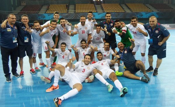 لاعبو المنتخب اللبناني والجهاز الفني والاداري يحتفلون بالتأهل الى كأس آسيا