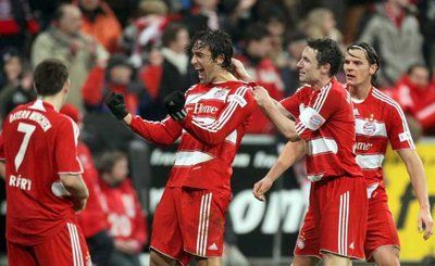 فرحة لاعبي البايرن بهدف لوكا توني في الوقت الضائع