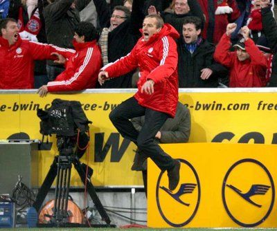 كلينسمان يقفز فرحا بالهدف الثاني للبايرن الذي سجل في الوقت الضائع