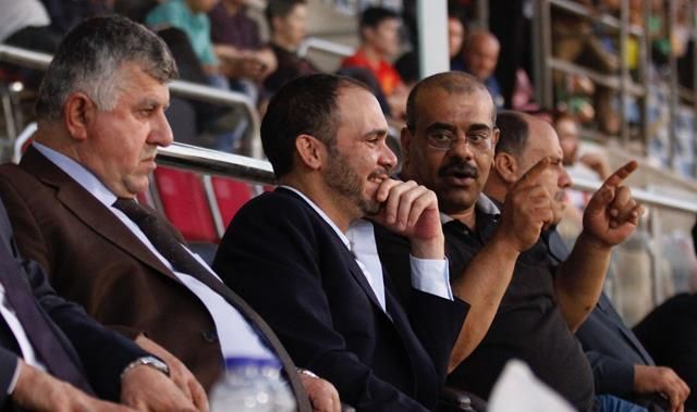 الأمير علي خلال حضوره المباراة