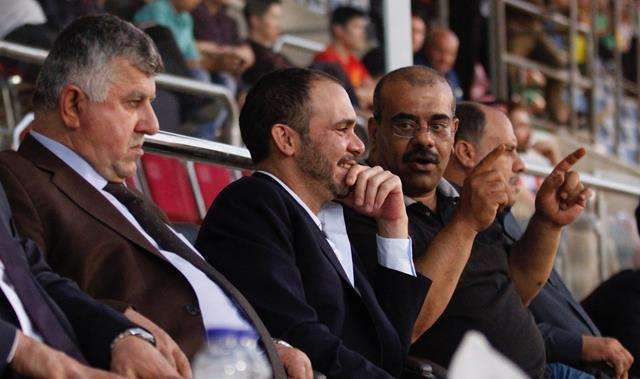 الأمير علي خلال حضوره المباراة