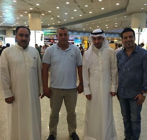 بن محفوظ في مطار الكويت وفي استقباله مدير اللعبة في القادسية