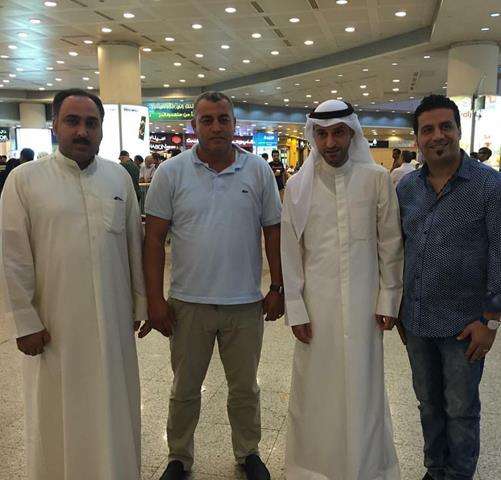 بن محفوظ في مطار الكويت وفي استقباله مدير اللعبة في القادسية