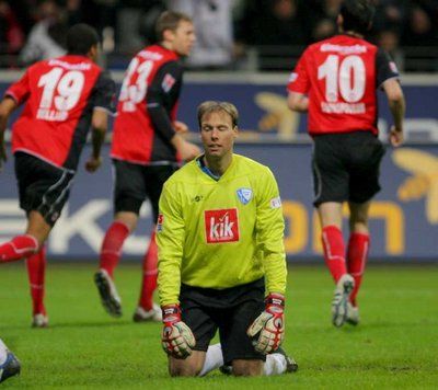 حيرة روسو حارس بوخوم بعد هدف آينتراخت فرانكفورت الرابع