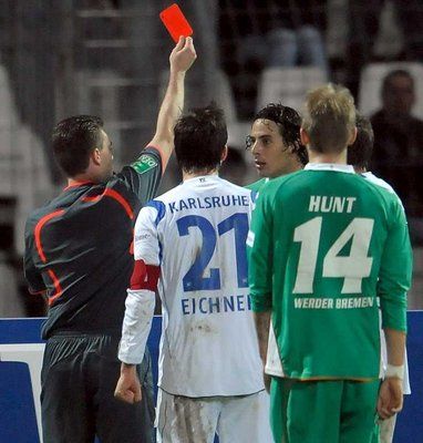 طرد بيتزارو أثار غضب لاعبي فيردر بريمن 