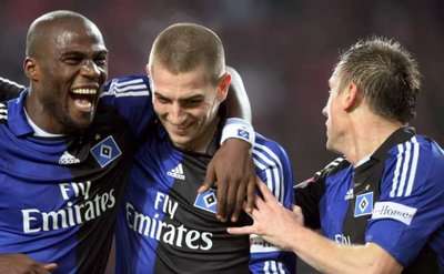 بيتريتش يتلقي التهنئة من زملائه بعد تسجيل هدف لصالح هامبورج