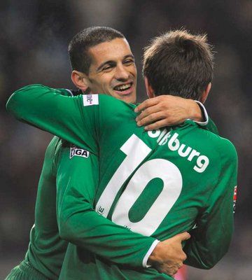 فرحة ماسيموفيتش (اليمين) بالهدف الثاني لفولفسبورج