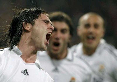 غاغو فرحا بهدفه