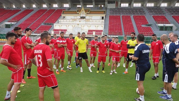 الجهاز الفني واللاعبون قبل الحصة التدريبية