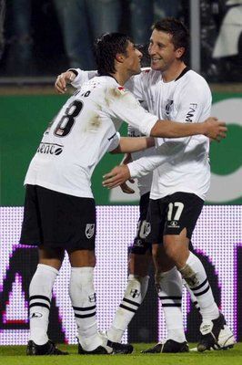 جافاردو على اليمين يتلقى التهاني من زميله مورينو بعد هدف الفوز