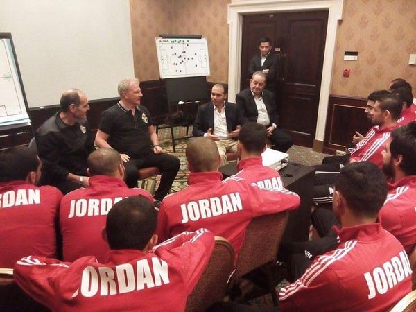 الأمير علي خلال لقائه لاعبي منتخب الأردن اليوم  