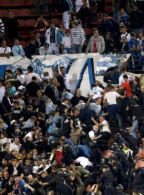 صورة من احداث الشغب التي حدثت اثناء مباراة اتلتيكو مدريد ومارسيليا