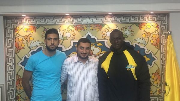 كانوتي مع رئيس النادي أحمد الموسوي بعد توقيعه اليوم الخميس