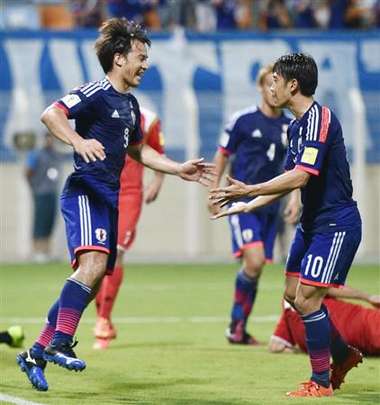 أوكازاكي (يسار) يحتفل مع شينجي كاغاوا بعد تسجيله الهدف الثاني