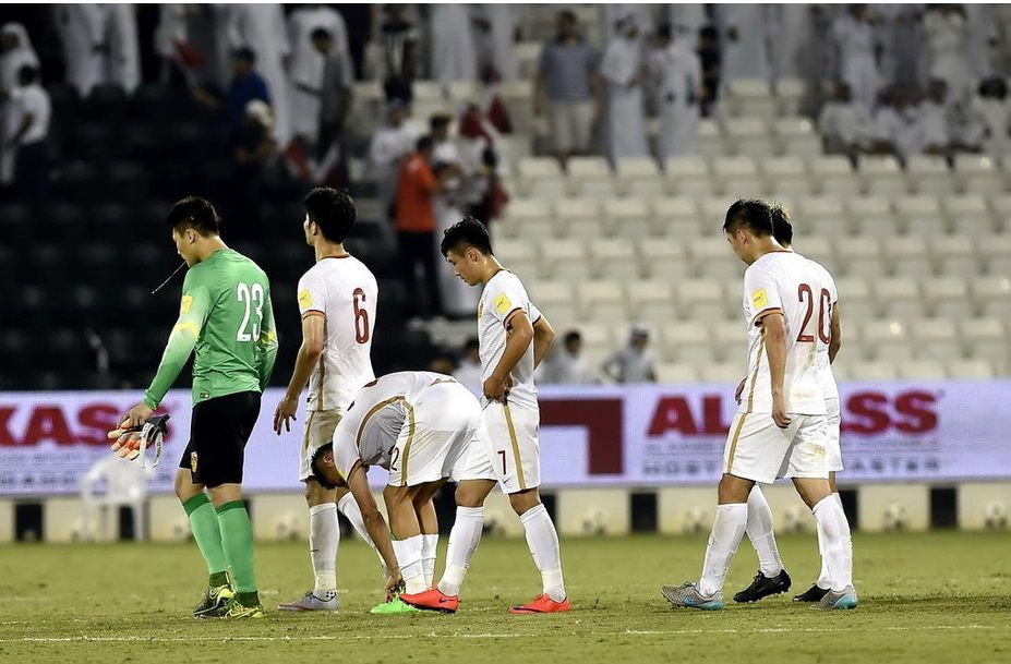 لاعبو الصين بعد الخسارة أمام قطر