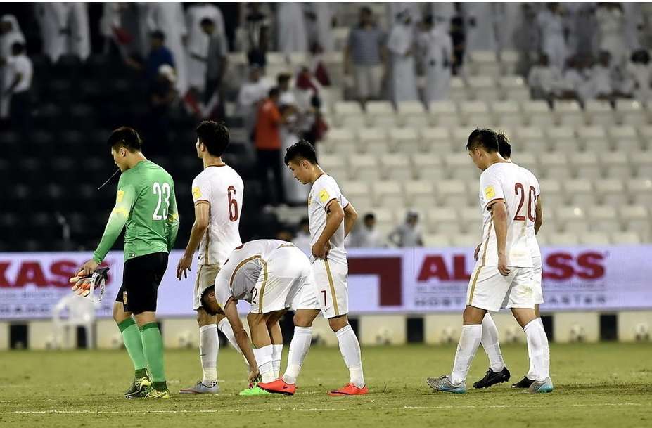 لاعبو الصين بعد الخسارة أمام قطر